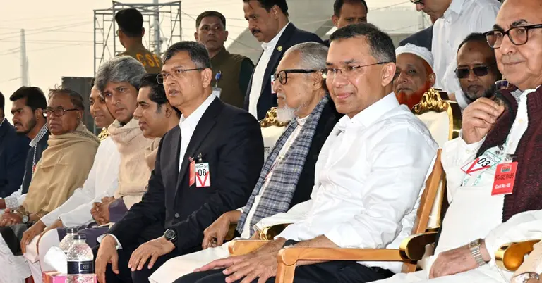 বিশেষ চেয়ার সরিয়ে সাধারণ চেয়ারে তারেক রহমান